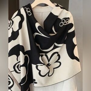 Chanel VIBES YOU CAN AFFORD
DON’T MISS THIS BUNDLE OF FASHION ELEGANCE! BOUGIE⭐️